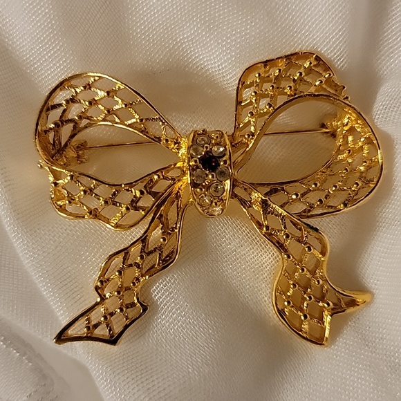 Cut Out Ribbon Bow Gold Tone Brooch Pin Christmas Holiday Clear Red Faux Stones - Picture 6 of 16